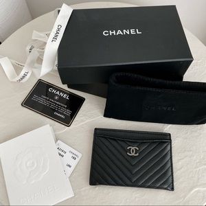 Chanel chevron card holder in black lambskin